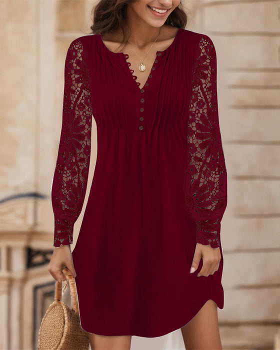 Unifarbenes Kleid mit Falten und Patchwork-Details