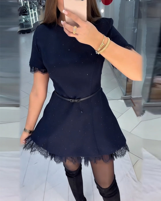 Funkelndes Spitzenkleid mit kurzen Ärmeln und A-Linie