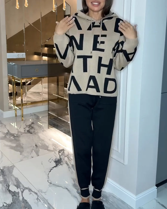 Zweiteiler mit Kapuze und Schriftzug