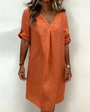 Kleid mit V-Ausschnitt und plissiert aus Baumwolle-Leinen