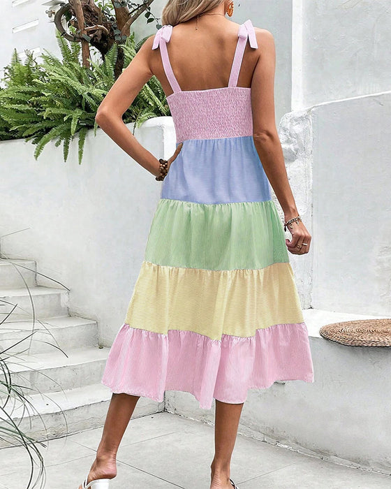 Kleid mit Kontrasteinsätzen und Trägern
