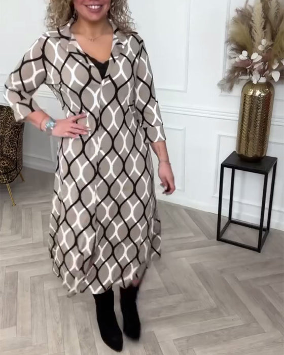 Kleid mit geknöpftem Revers und geometrischem Druck