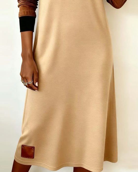 Modisches Kleid mit Kapuze und Kontrastfarben