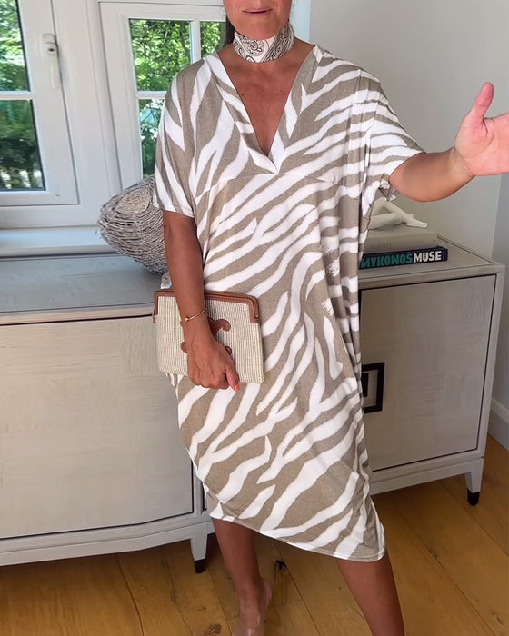 Kleid Mit V-Ausschnitt Und Kurzen Ärmeln