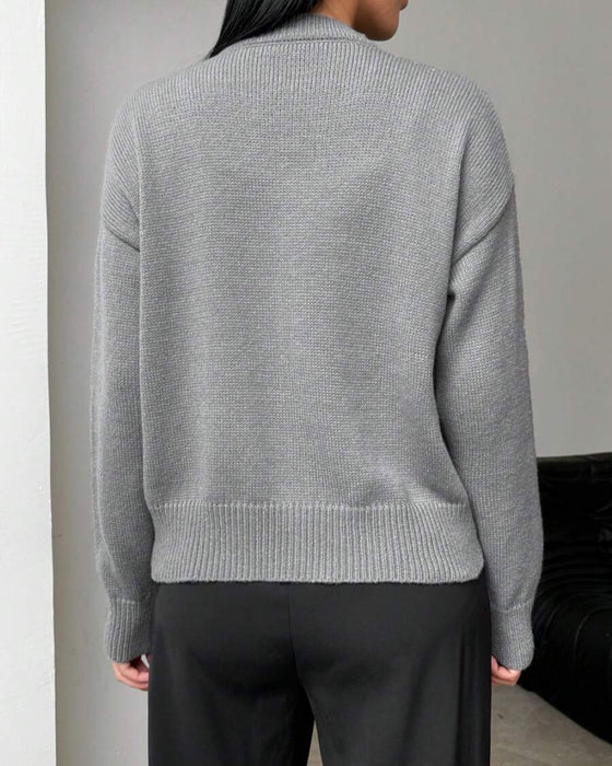 Moderner Pullover mit Schlitzsaum