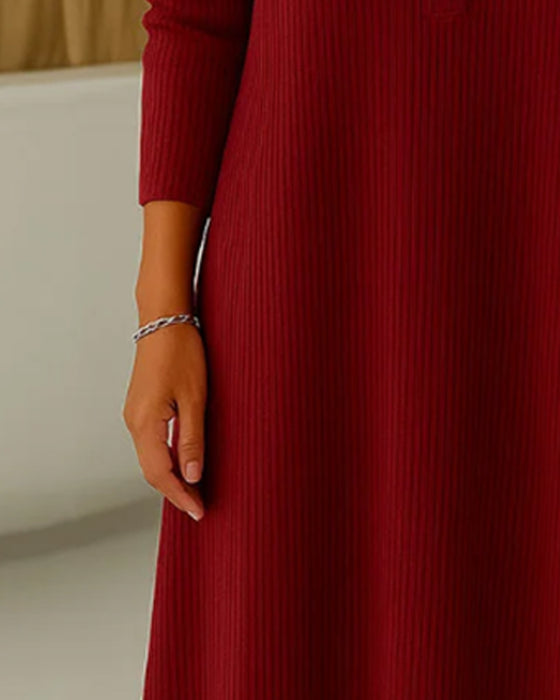Langärmeliges lockeres Rippenstrickkleid