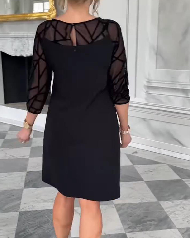 Elegantes Kleid mit Rundhalsausschnitt und modischem Design