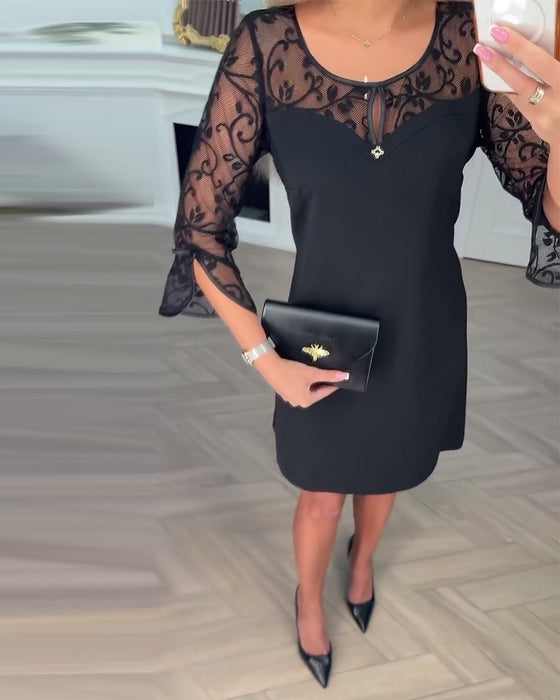 Unifarbenes Langarmkleid mit Patchwork-Details