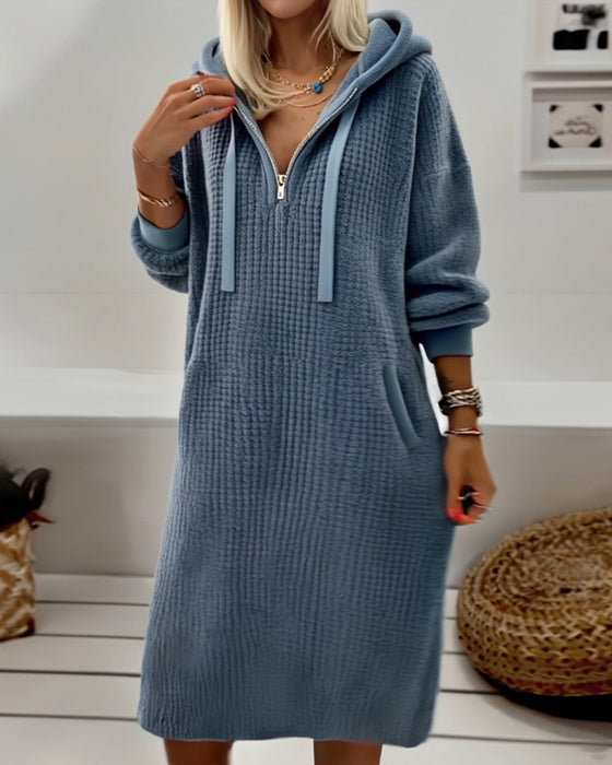 Kleid aus Fleece mit Waffelmuster mit Kapuze