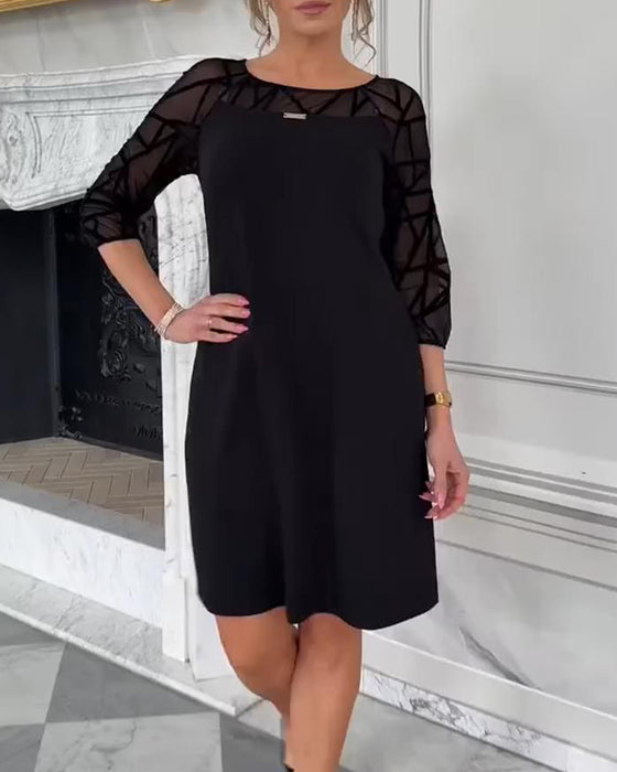 Elegantes Kleid mit Rundhalsausschnitt und modischem Design