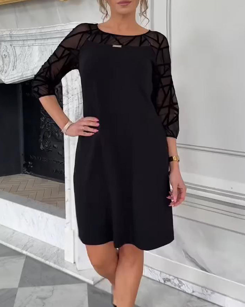 Elegantes Kleid mit Rundhalsausschnitt und modischem Design