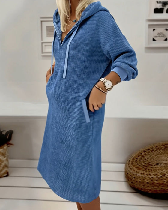 Kleid aus Fleece mit Waffelmuster mit Kapuze