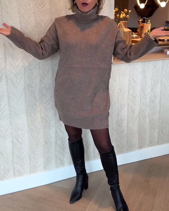 Modisches Strickkleid mit Knopfdesign