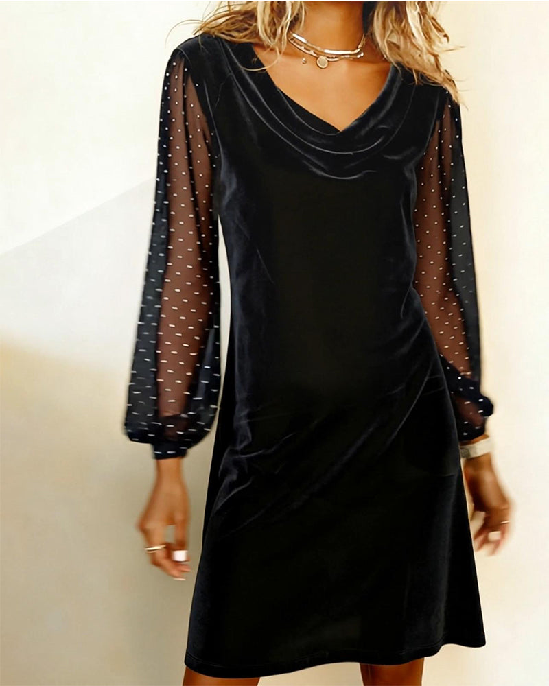 Unifarbenes langärmeliges Kleid mit Patchwork