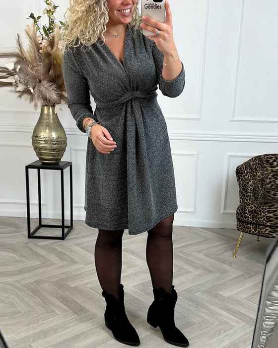 Einfarbiges Kleid mit taillierter Taille