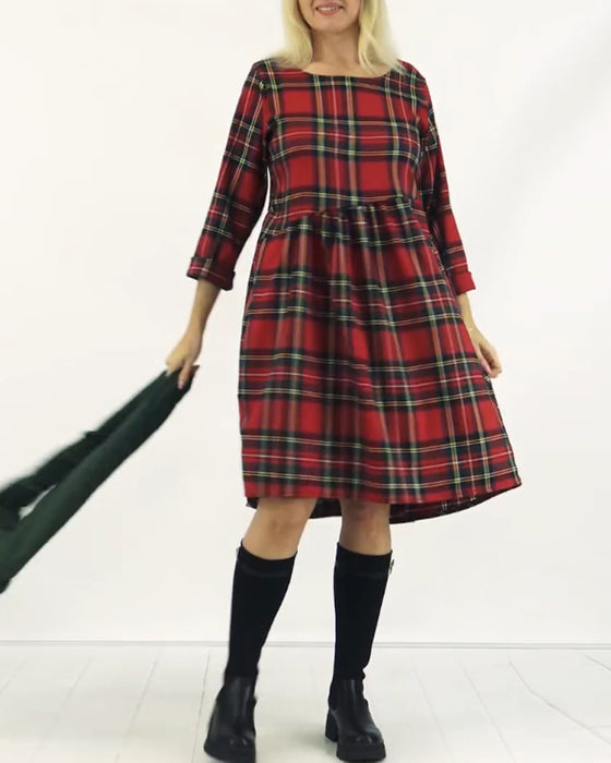 Kariertes freizeitkleid mit rundhalsausschnitt