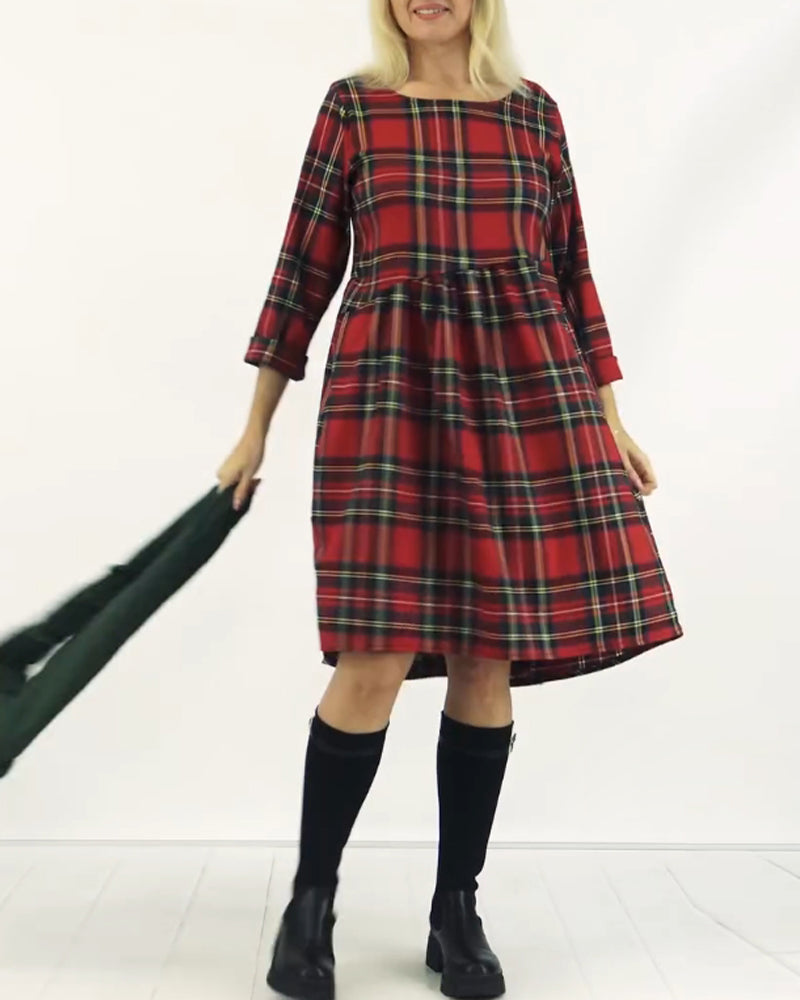 Kariertes freizeitkleid mit rundhalsausschnitt