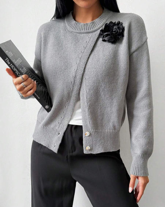 Moderner Pullover mit Schlitzsaum