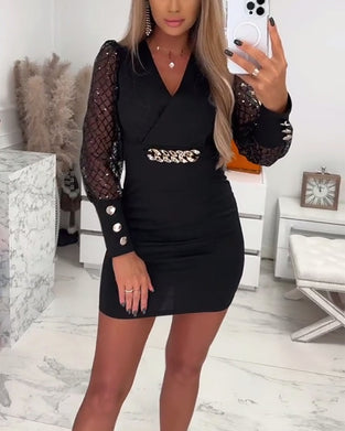 Kleid mit V-Ausschnitt Kettenknöpfen und Netzpatchwork