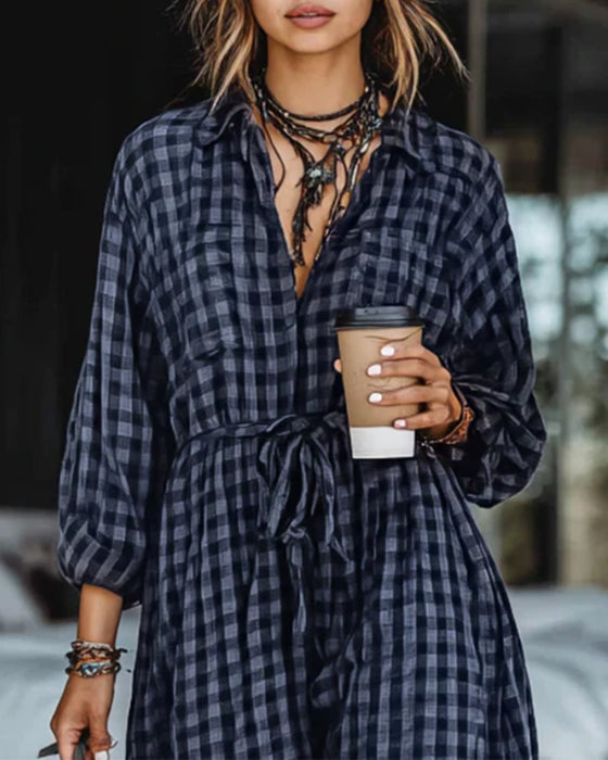Modernes Kleid mit Karo-Revers und Bindegurt