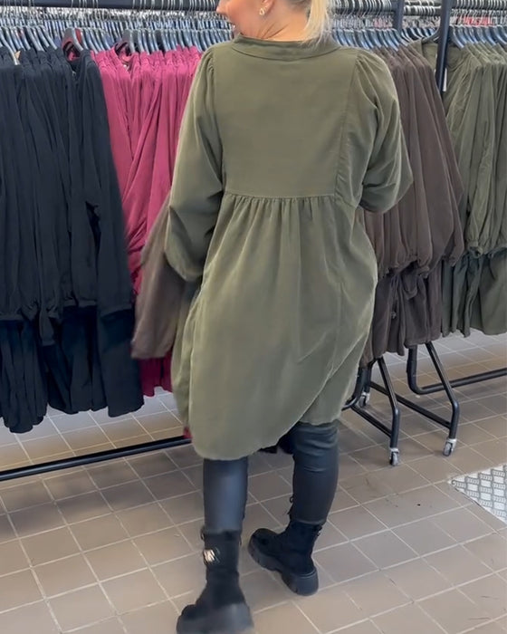 Geknöpftes Kleid mit V-Ausschnitt und langen Ärmeln