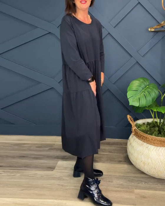 Lässiges einfarbiges patchwork-kleid mit rundhalsausschnitt