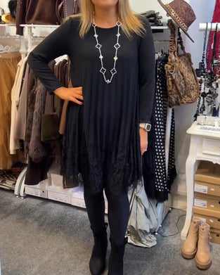 Weites Kleid mit Rundhalsausschnitt und Falten