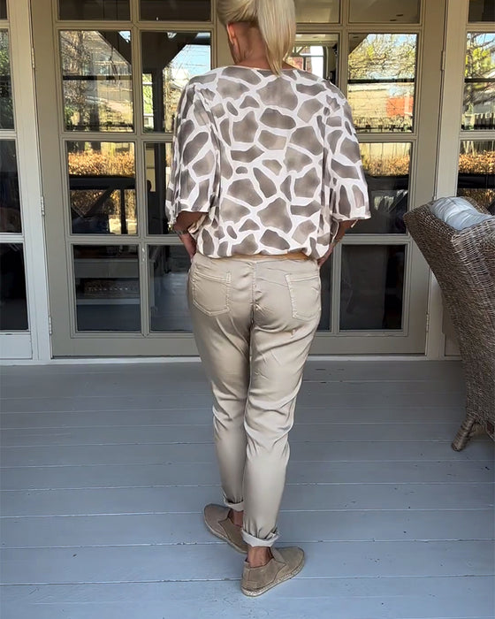 Elegante bedruckte bluse mit v-ausschnitt und fledermausärmeln
