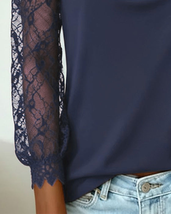 Top mit drapiertem Kragen und Patchwork-Details