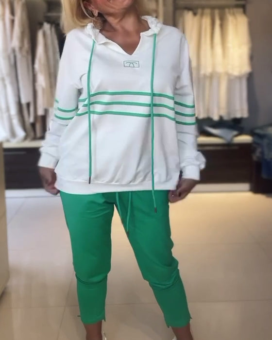 Lässiges kapuzenpullover-set mit streifenmuster