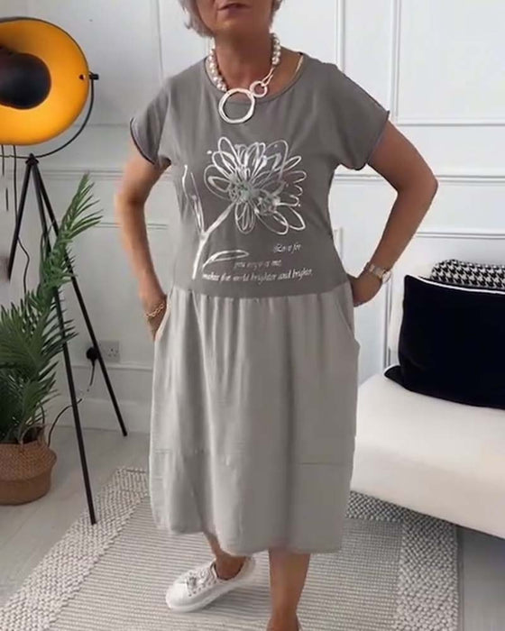 Bedrucktes kleid mit rundhalsausschnitt und kurzen ärmeln