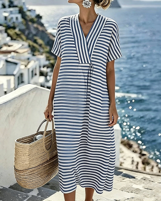Lässiges Gestreiftes Kleid Mit V-Ausschnitt