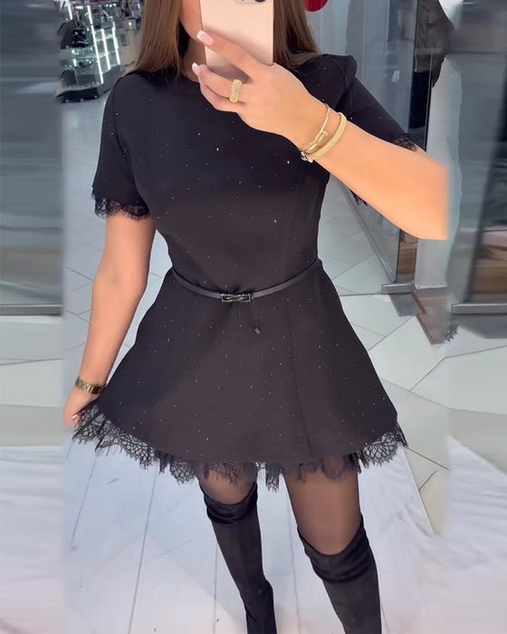 Funkelndes Spitzenkleid mit kurzen Ärmeln und A-Linie