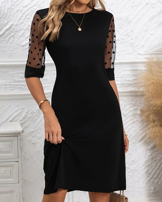 Elegantes Kleid Mit Tüllpaneelen