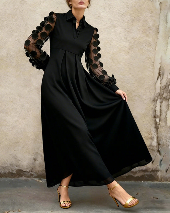 Elegantes modisches Kleid mit V-Ausschnitt