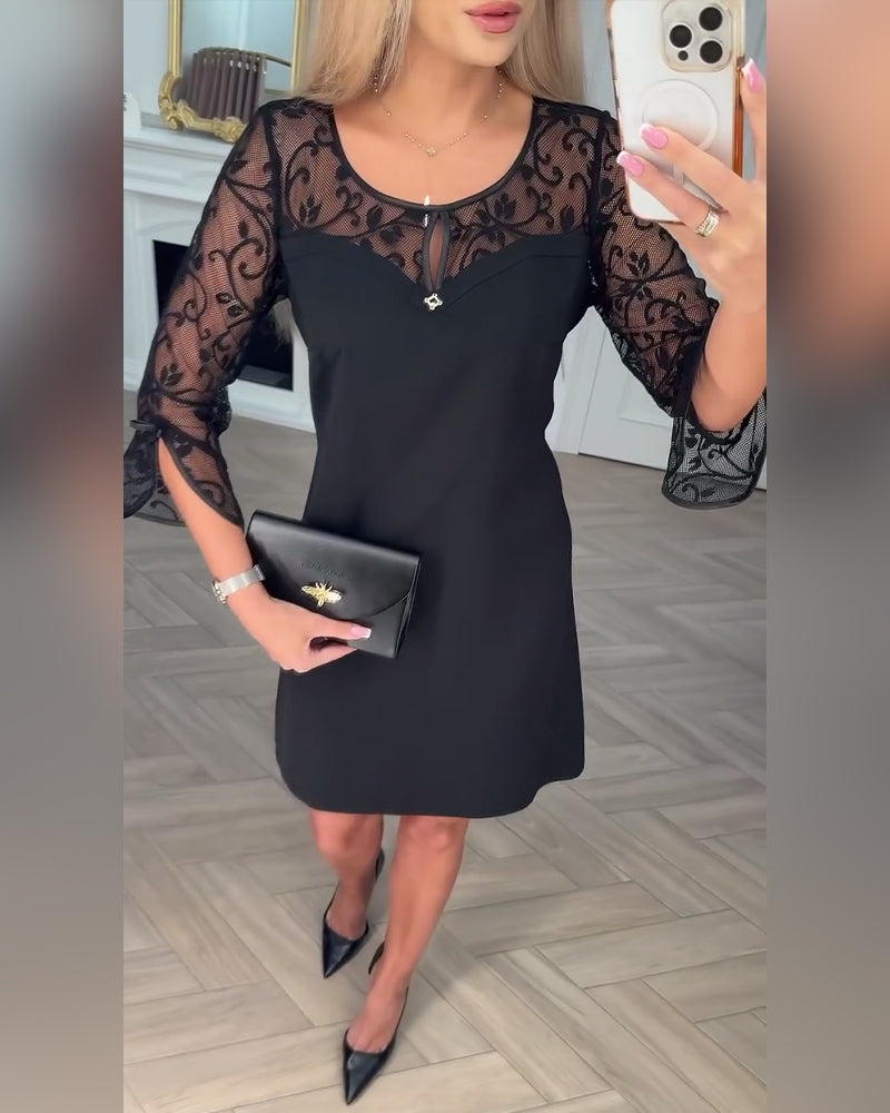 Unifarbenes Langarmkleid mit Patchwork-Details