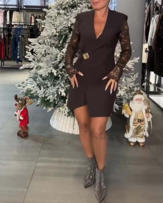 Kleid Mit Spitzen-Panelen, Tiefer V-Ausschnitt, Passender Silhouette Und Romantischer Stimmung