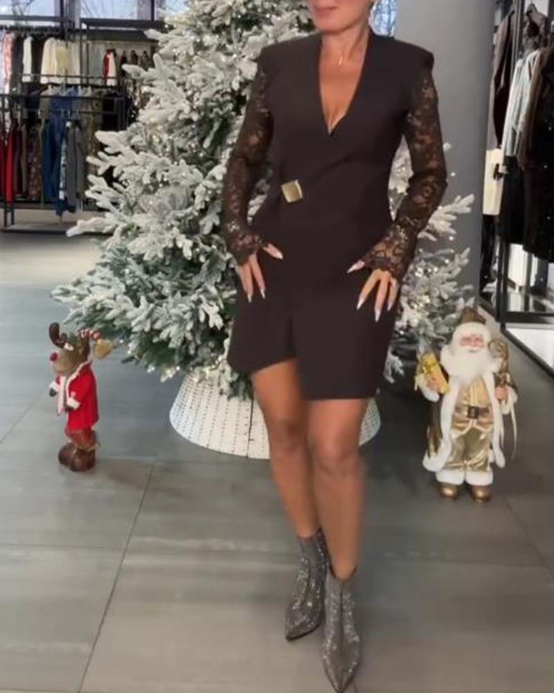 Kleid Mit Spitzen-Panelen, Tiefer V-Ausschnitt, Passender Silhouette Und Romantischer Stimmung