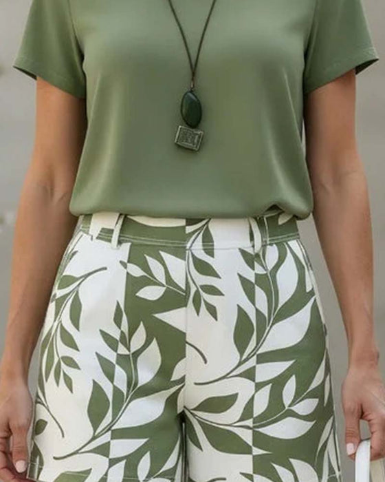 Zwei-Teile Set Rundhals T-Shirt Und Grünes Blatt Druck Shorts