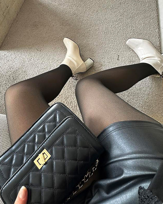 Hose schwarz eng anliegend nacktes Bein