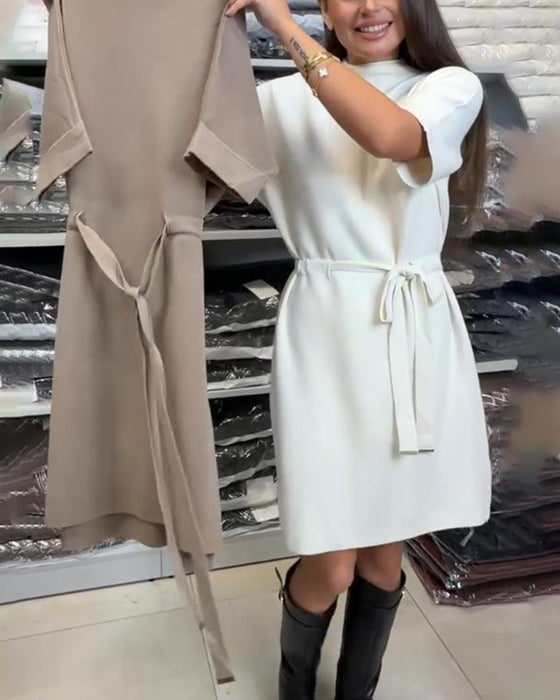 Kleid Mit Einfarbiger Farbe, Gestricktem Stoff, Gürtel-Detail Und Eleganter Stimmung