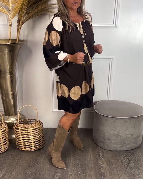 Kleid Mit Polka-Dot Und Modisch Merkmalen