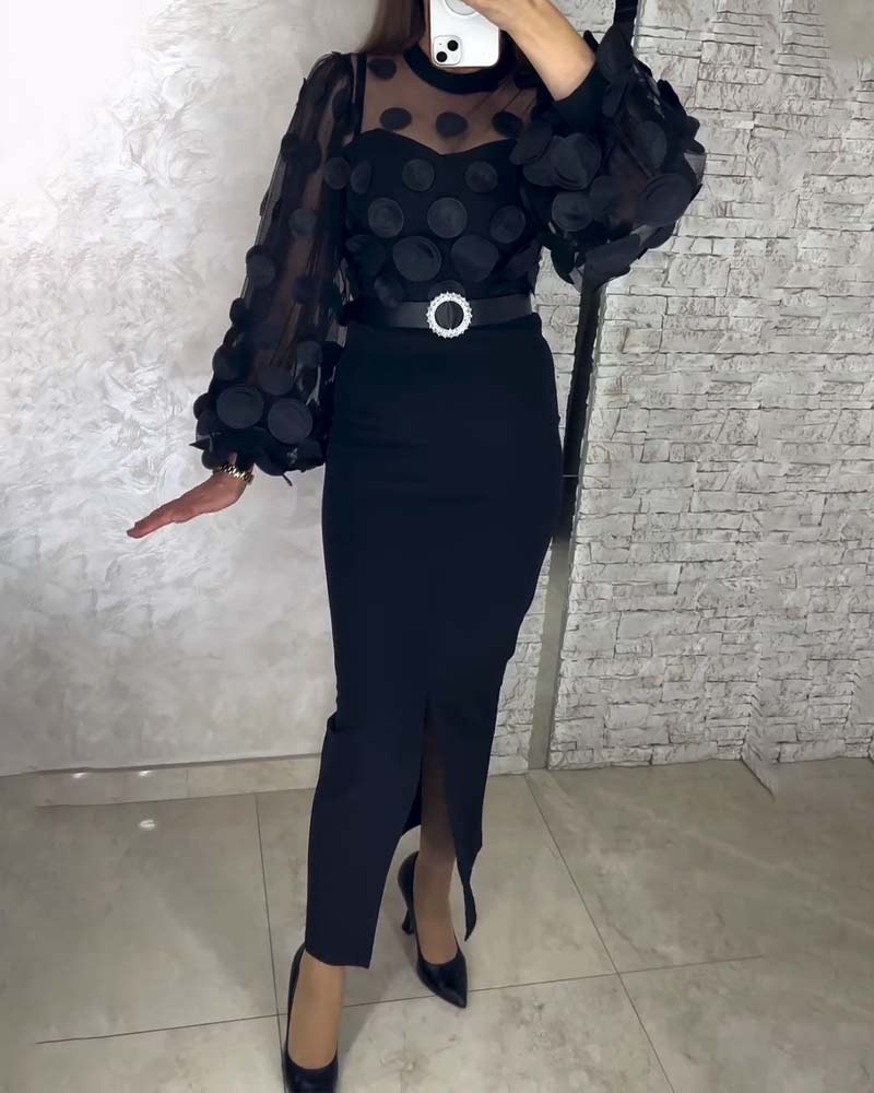 Figurbetontes Kleid im französischen Stil mit Puffärmeln