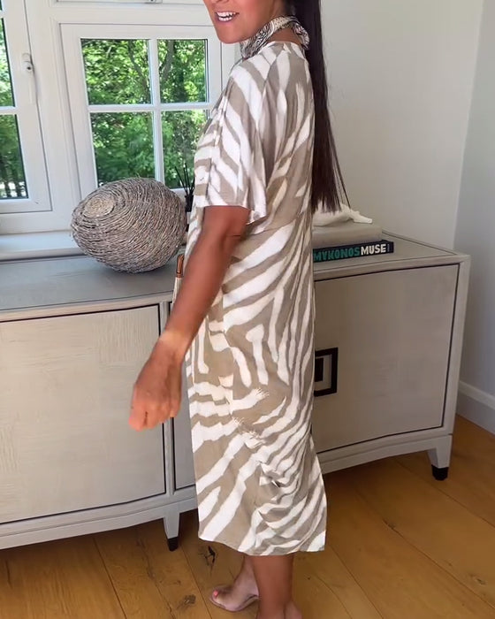 Kleid Mit V-Ausschnitt Und Kurzen Ärmeln