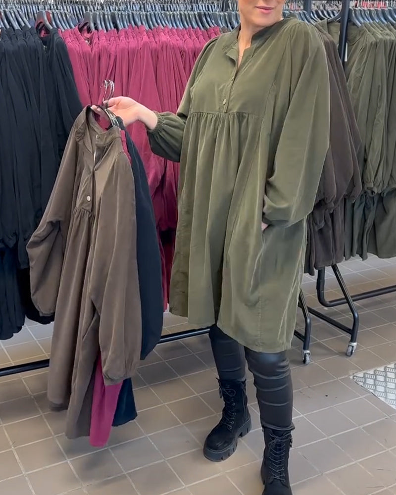 Geknöpftes Kleid mit V-Ausschnitt und langen Ärmeln