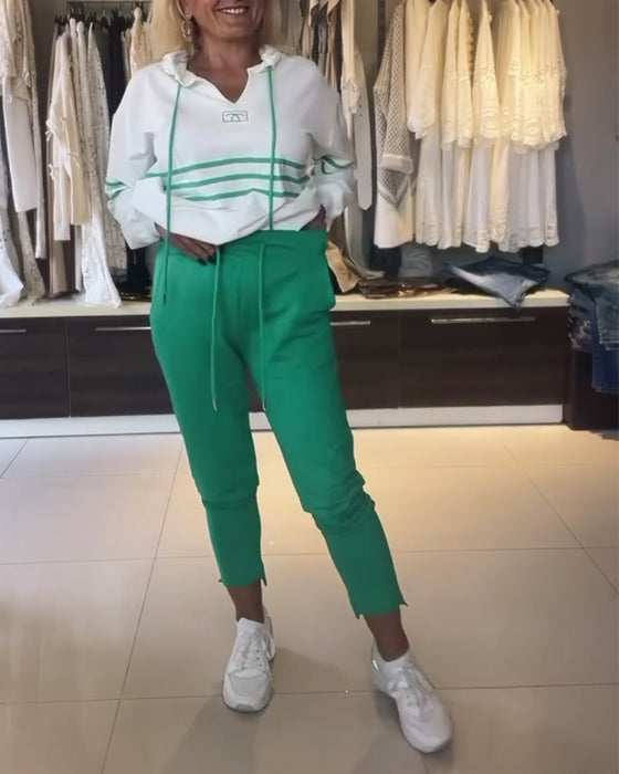 Lässiges kapuzenpullover-set mit streifenmuster