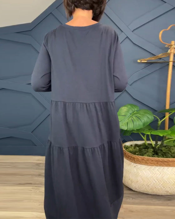 Lässiges einfarbiges patchwork-kleid mit rundhalsausschnitt