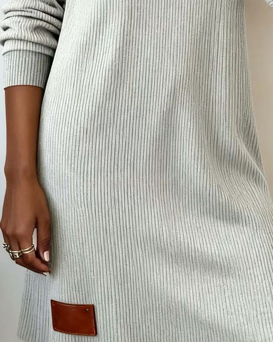 Gerade Geschnittenes Kleid Mit Langen Ärmeln Und Kuschelkragen