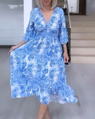 Bedrucktes, fließendes Kleid mit V-Ausschnitt und Gürtel