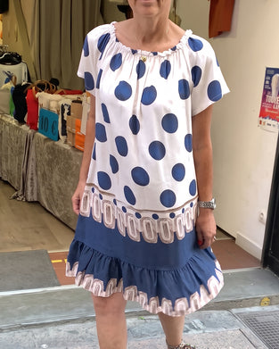 Kleid Quadratischer Ausschnitt Großes Pünktchen Rüsche Kontrast